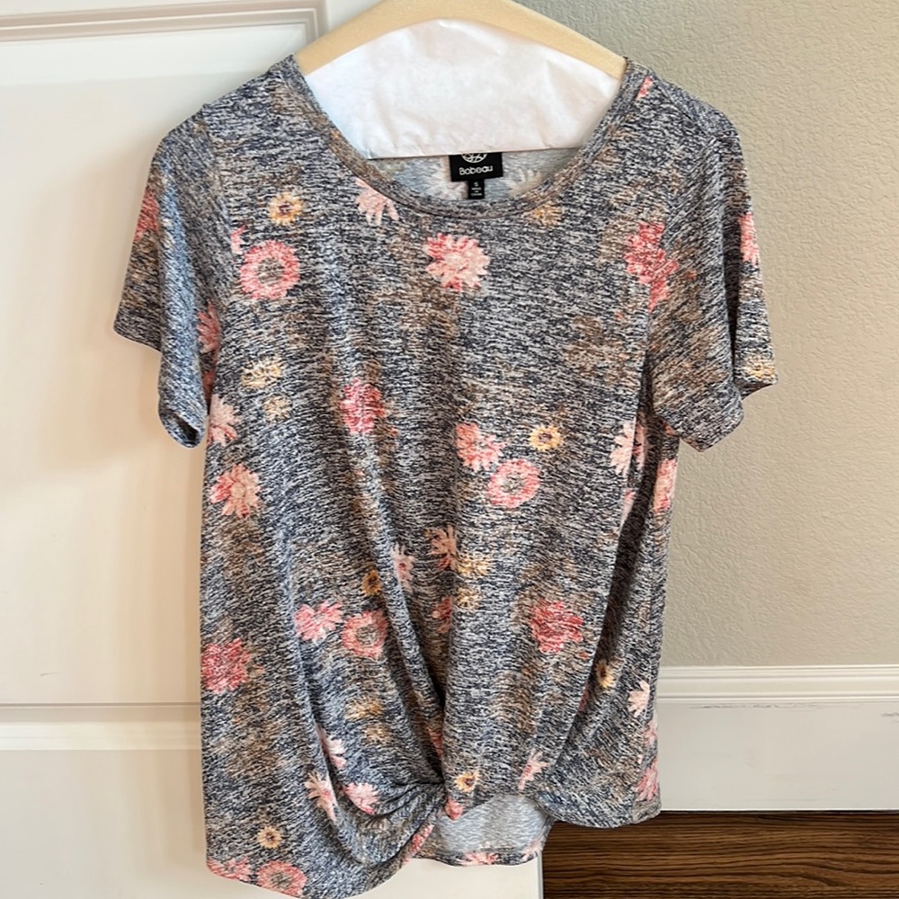Floral pullover twisted hem shirt